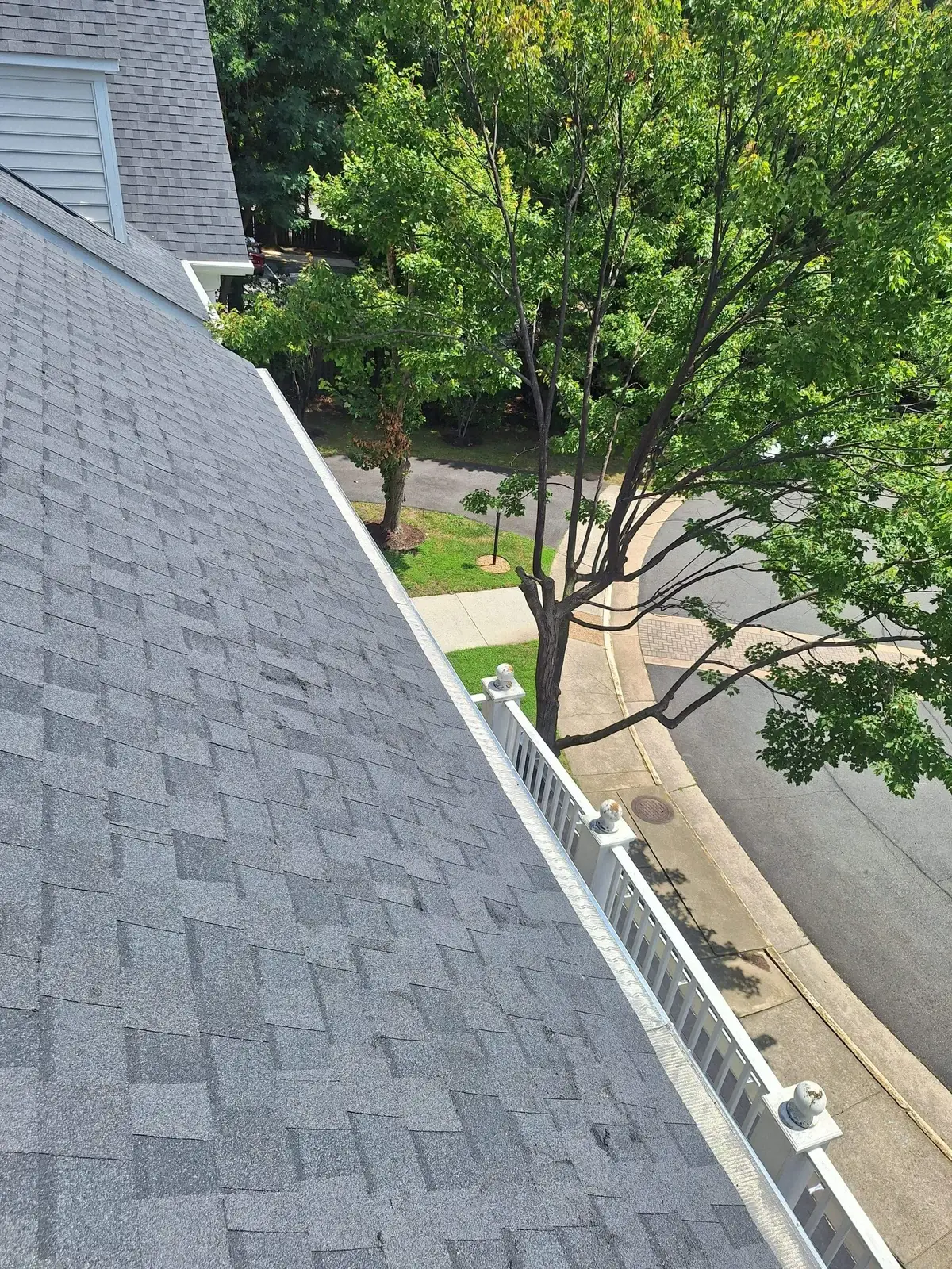 Finished architectural shingle roof and white roof edge on a Fairfax home